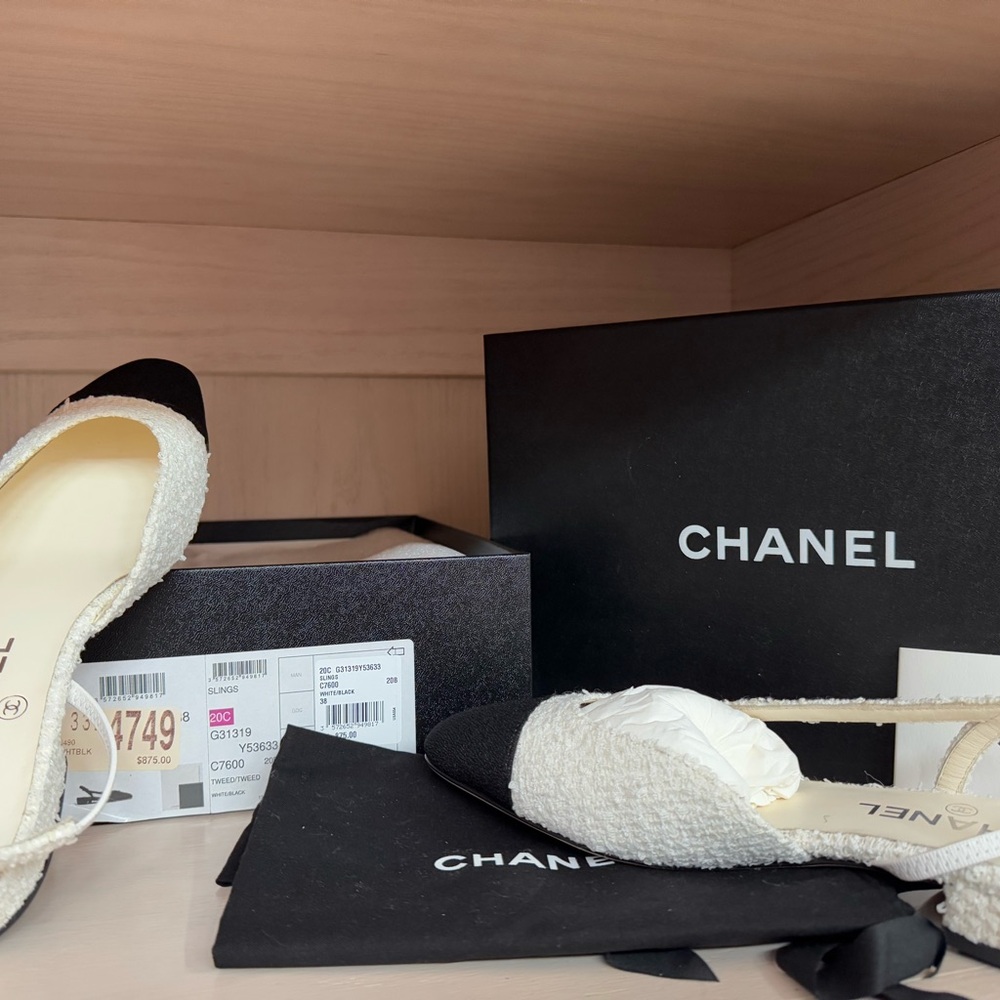 Chanel size 8 Tweed flats